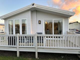 Beautiful Lodge With Decking In Norfolk, At Breydon Water Park Ref 10045B - 9