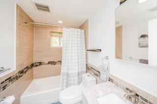 Apt 2BR Quincy Hideout w Balcony, Bathtub, TV near Wollaston Beach 74L - 4