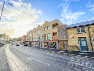 Spacious 2 BR Apartment - 2 Minutes to Station - 10 Minutes to Harry Potter Studios - 30 Minutes to London Euston - Ideal for Families & Business - Free Parking - 3