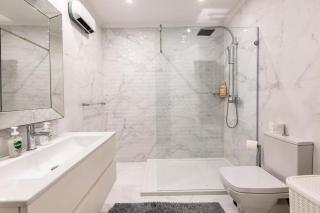 Lavish Seafront Apartment - Sliema - 8