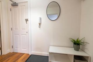 Modern Top Floor Apartment - Watford - 1