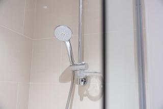 Modern 1-Bedroom Escape - Comfort Meets Style - Dubai - 2