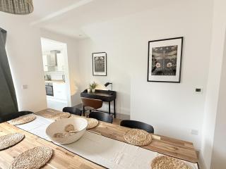 Beautiful four bedroom house, two bathroom, huge kitchen with free parking - Southampton - 4