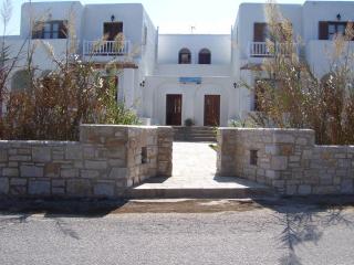 Roussos Beach Hotel - Naoussa - 3