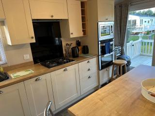 Beautiful Lodge With Decking In Norfolk, At Breydon Water Park Ref 10045B - 5