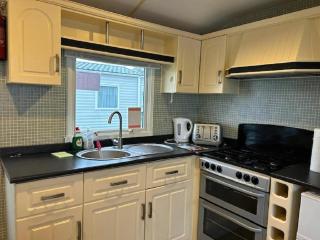 4 Berth Caravan For Hire Near On-Site Amenities In Essex Ref 28115G - Clacton-on-Sea - 6