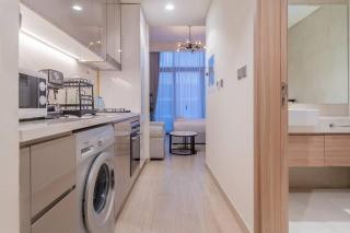 Cozy Studio Retreat with Balcony in Meydan City - 4