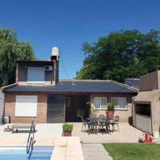 Casa con pileta y espacio techado para auto - Mar del Plata - 5