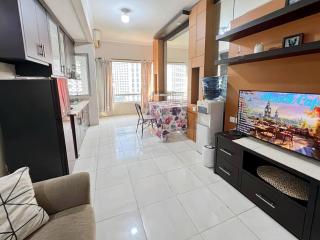 Cozy 2BR Sudirman Apt with Pool, Wi-Fi, & Netflix by 2ndHome - Jakarta - 6