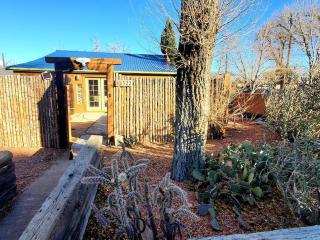 Lovely 2BR Pet Friendly Home in Heart of Nob Hill - Albuquerque - 0