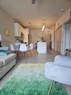Beautiful Condo on Riverwalk w King Ste free parking pet friendly Centrally Located - San Antonio - 2