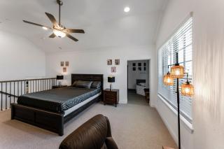 Luxury Oasis - Glam Decor, Putting Green, Arcade Fun & EV Station - 1