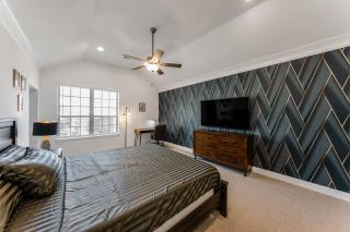 Luxury Oasis - Glam Decor, Putting Green, Arcade Fun & EV Station - 5