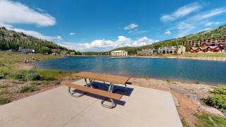 Royal Queen Suite Pool-Spa Ski-in out Gym, Sauna, Laundry, BBQ - Brian Head - 2