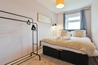 Trendy Central Apartment with Free Parking - Perfect for Contractors and Families - 7