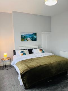 3-Bed Stylish Liverpool Home - 9