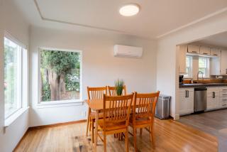 Charming downtown home by bike trail, river and coffee! - Redding - 7