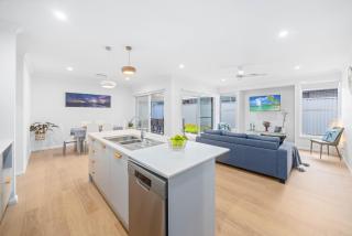 The Waybre - walk to the beach, ducted aircon - Dunbogan - 2