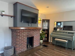 Spacious Relaxing Baltimore Home with Hot Tub - 6