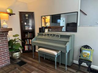 Spacious Relaxing Baltimore Home with Hot Tub - Baltimore - 3