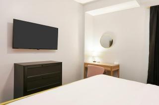 HostWise Stays - 2 King Beds, Free Street Parking, North Side Gem - 7