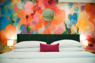 HostWise Stays - 2 King Beds, Free Street Parking, North Side Gem - 5