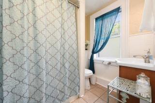 King Bed, Free Off Street Parking, Close to AGH - Pittsburgh - 6