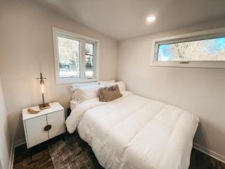 Beautiful and Elegant River Front Cottage - 1