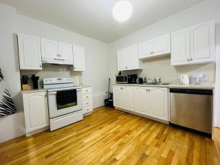 Charming 3BR Getaway, Free Parking & Near Metro - 6