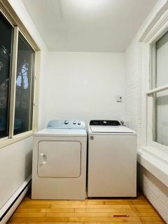 Charming 3BR Getaway, Free Parking & Near Metro - Montréal - 5