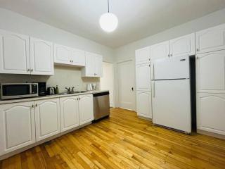 Charming 3BR Getaway, Free Parking & Near Metro - Montréal - 1