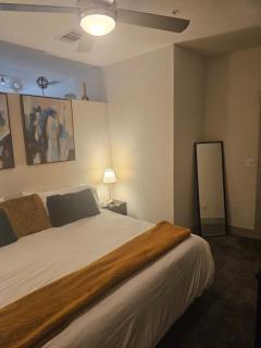 Modern Cozy Condo facing Riverwalk w King Suite - 4