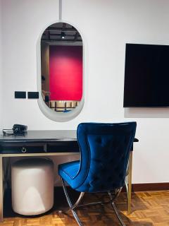 Brown Brick Thonglor - Red Burgundy Room - 1