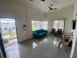 Cheerful 2 Bedroom Townhouse with village feel. - Tuljapur - 5