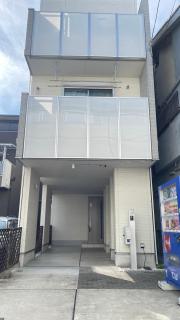 民宿 飛 西成区三层120平独栋日式别墅 免费停2台车 4卧室7床和36平的超大客厅 地铁2站5分钟可到难波或者天王寺 走路 4分钟可到花園町地铁站 - Osaca - 0