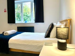 Large 5 bed detached house near Stansted Airport with Parking for 2 vehicles! Stansted Stays - Stansted Mountfitchet - 3