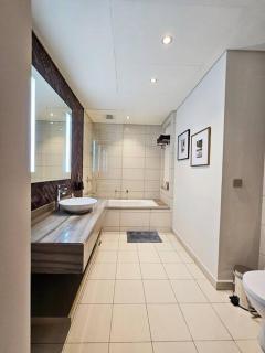 1BR Tower B Paramount Apartment - Dubai - 1