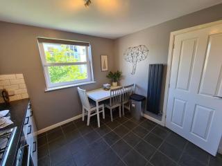 Modern 2 Bed Flat with Parking - 9