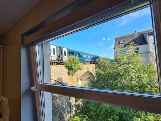 Modern 2 Bed Flat with Parking - 8