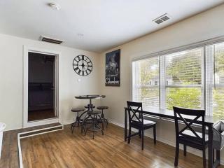 Live Oak Haven near Downtown Cola - 9