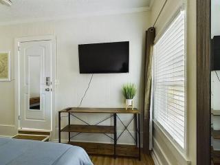 Live Oak Haven near Downtown Cola - 1