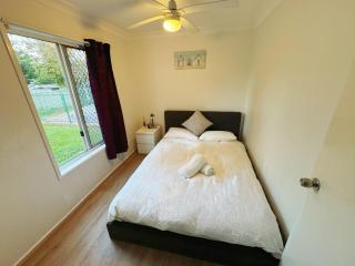 Cheerful 5 Bedroom Holiday Destination - Browns Plains - 1