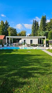 Luxurious large home with Pool, Garden, Koi Pond - Munich - 0