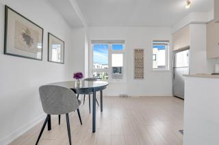 Posh 4 Bed Home with Backyard in Great Location - Burlington - 6