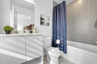 Posh 4 Bed Home with Backyard in Great Location - Burlington - 4
