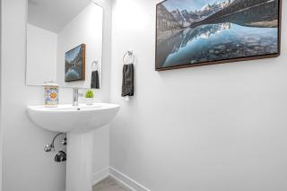 Posh 4 Bed Home with Backyard in Great Location - Burlington - 9