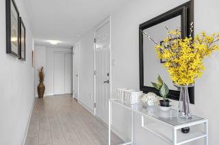 Posh 4 Bed Home with Backyard in Great Location - Burlington - 4
