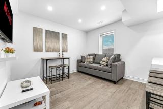 Elegant 3BR Home Near Hospitals Tims Field QEW - Hamilton - 3