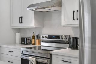 Elegant 3BR Home Near Hospitals Tims Field QEW - Hamilton - 2