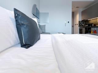 Modern Meydan Studio with Private Balcony - Dubai - 8